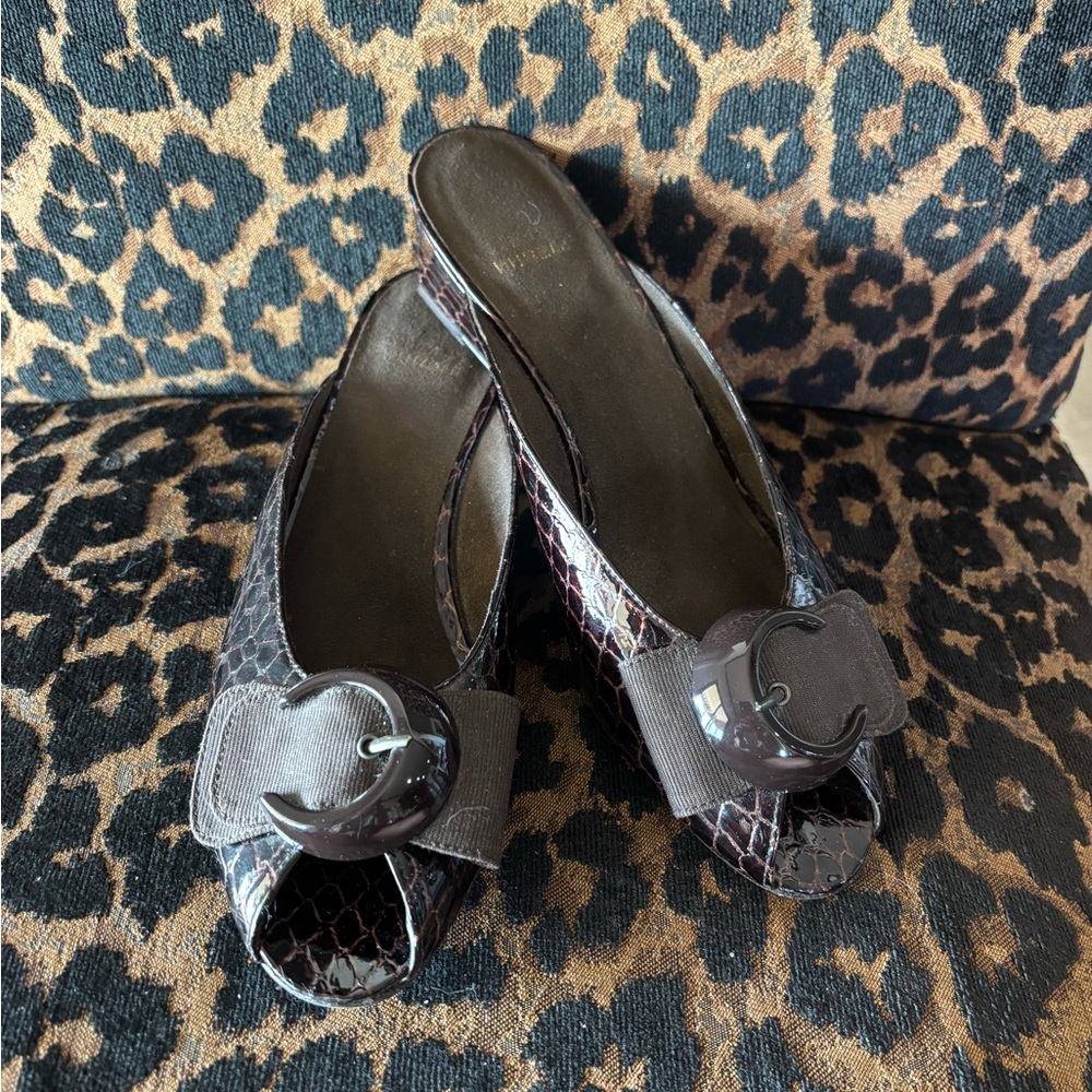 🐍VINTAGE🐍 💥NEVER WORN💥Stuart Weitzman Brown Snakeskin Mules with Buckle